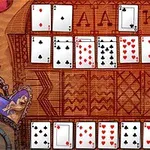 Online-Solitaire-Spiel auf einem gezeichneten Holztisch-Hintergrund