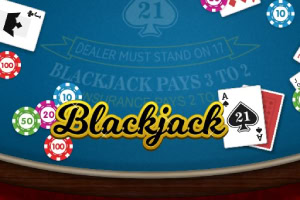 Blackjack-Tisch mit Karten und Chips auf blauem Filz