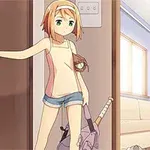 Anime-Mädchen mit orangenen Haaren betritt ein helles Wohnzimmer und trägt eine Gitarre