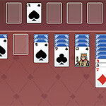Double Klondike Kartenspiel-Layout mit verschiedenen Kartenstapeln auf einem rotbraunen Hintergrund