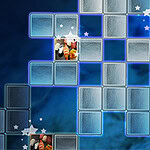 Puzzle-Spiel mit Bildern von Clownfischen in einem interaktiven Raster vor blauem Hintergrund