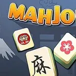 Mahjong-Spielsteine mit chinesischen Zeichen und Blumensymbol vor einer Silhouette von Tempeln