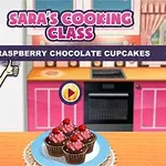 Frau in einer Küche bei Saras Cooking Class präsentiert Himbeer-Schokoladen-Cupcakes