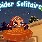 Animierte Spinne auf einem Holzast im Spiel Spider Solitaire mit nächtlichem Hintergrund