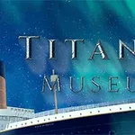 Werbegrafik für das Titanic Museum mit dem Bild der Titanic, unterstrichen von Nordlichtern