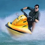 Mann fährt mit einem gelben Jet-Ski auf dem Wasser